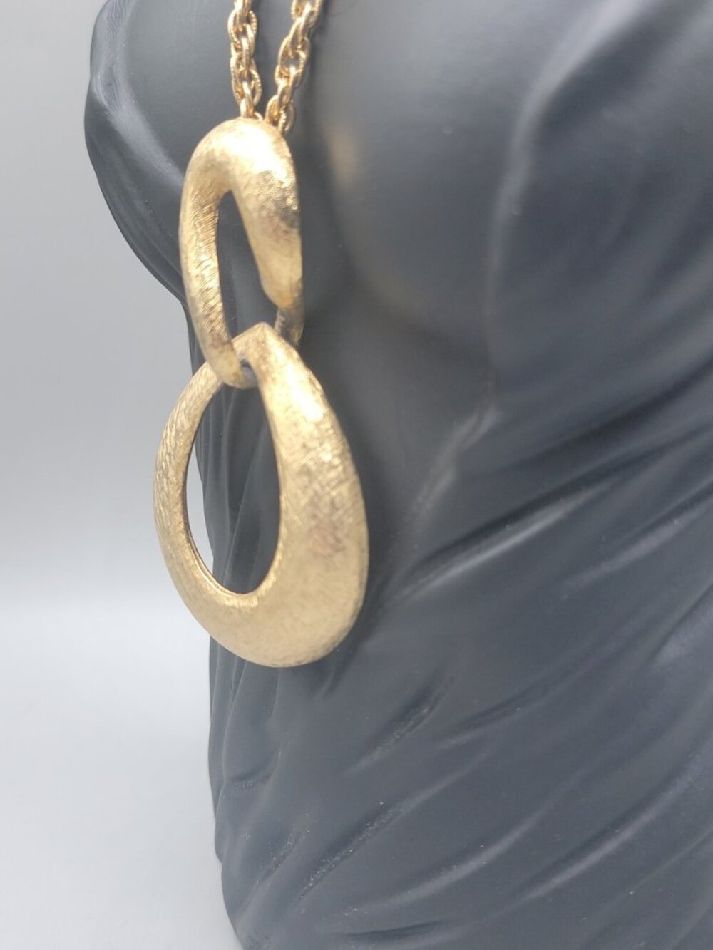 Vintage Lisner Figure 8 Pendant Necklace Textured Gold Tone - Picture 6 of 15